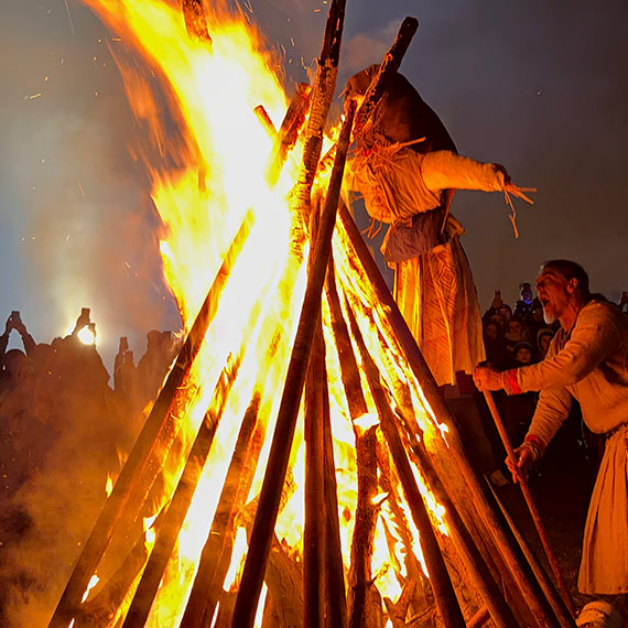 Spektakularnie powitana – musi z nami pozostać! Świnoujście przyjęło wiosnę ogniem i śpiewem