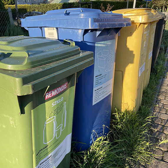 Uwięzione kosze na śmieci