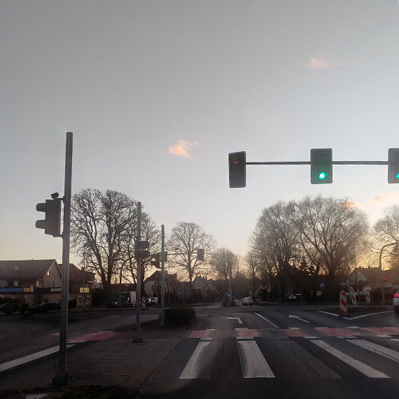 Skrzywiona sygnalizacja przy 11 Listopada – kierowcy widzą mniej, ryzyko rośnie