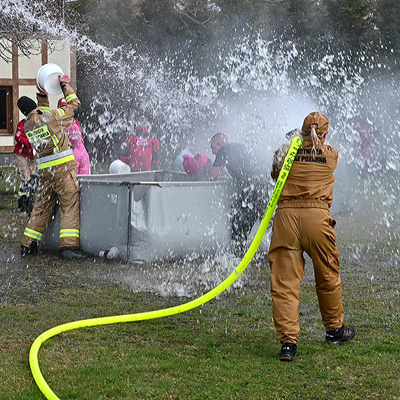 Strażacy kontra mieszkańcy. 6 minut totalnego lania – OSP Przytór znów to zrobił. Zobacz film!
