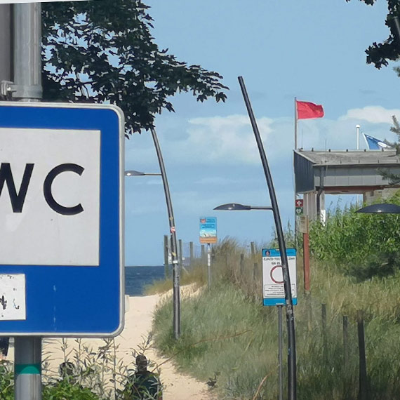 Czerwona flaga na plaży w Świnoujściu. Morze pokazuje swoją siłę – kąpiel zabroniona