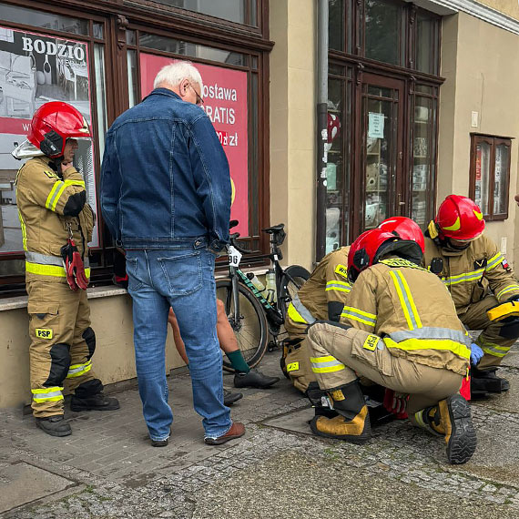 Rowerzysta potrącony przy ul. Chrobrego. Strażacy udzielili mu pomocy, ale gdy przyjechała karetka, poszkodowanego już nie było