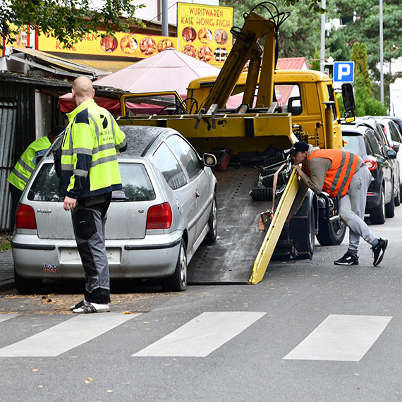 Wraki znikają ze Świnoujścia. Straż Miejska usuwa porzucone samochody